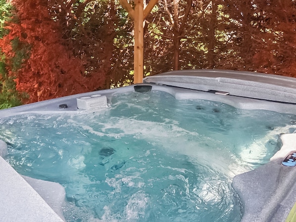 Outdoor spa tub