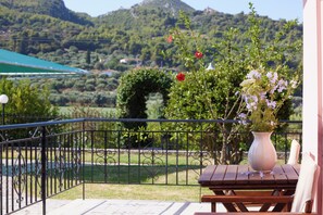 Outdoor dining - Modern garden flat close to beach (Kato Samiko)