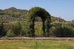 Property grounds - Modern garden flat close to beach (Kato Samiko)