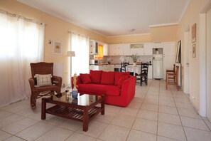 Smart TV, fireplace - Modern garden flat close to beach (Kato Samiko)