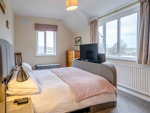 3 bedrooms, free WiFi, bed sheets - 3 bedroom accommodation in Pilton, near Rhossili (Pilton, near Rhossili)