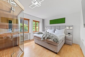 3 quartos, ferros/tábuas de passar roupa, berço de viagem