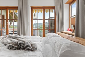 3 chambres, fer et planche à repasser, lit de bébé portatif