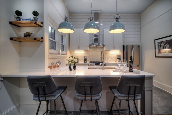 Microwave, oven, stovetop, dishwasher - Vintage Elegance Meets Modern Comfort in Inman Park (Atlanta)