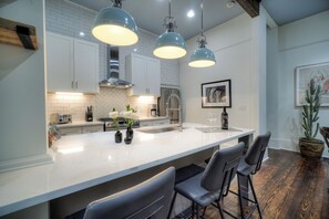 Microwave, oven, stovetop, dishwasher - Vintage Elegance Meets Modern Comfort in Inman Park (Atlanta)