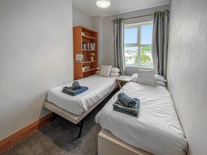 4 عدّة غرف نوم وواي فاي مجانًا وملاءات أسرّة