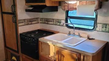 Køleskab, mikrobølgeovn, ovn, kogeplade