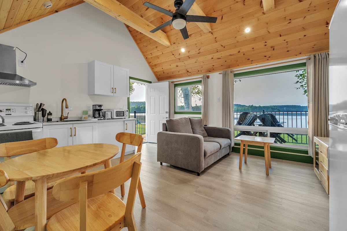 Basic Cottage, Beach View | Living area