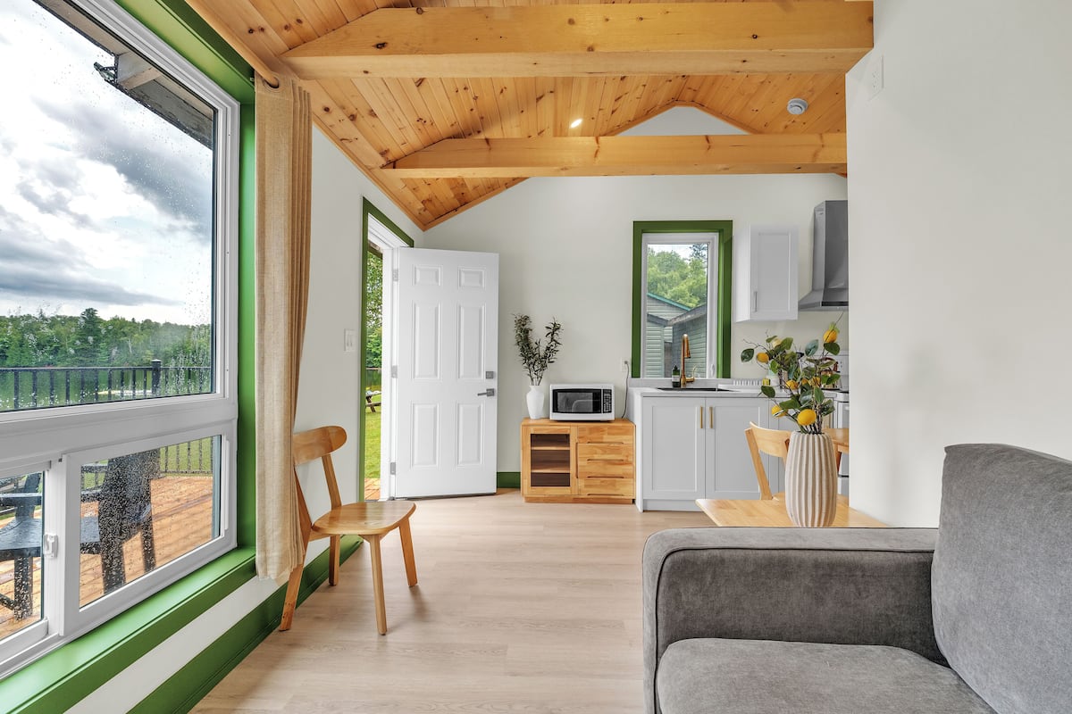 Basic Cottage, Beach View | Living area