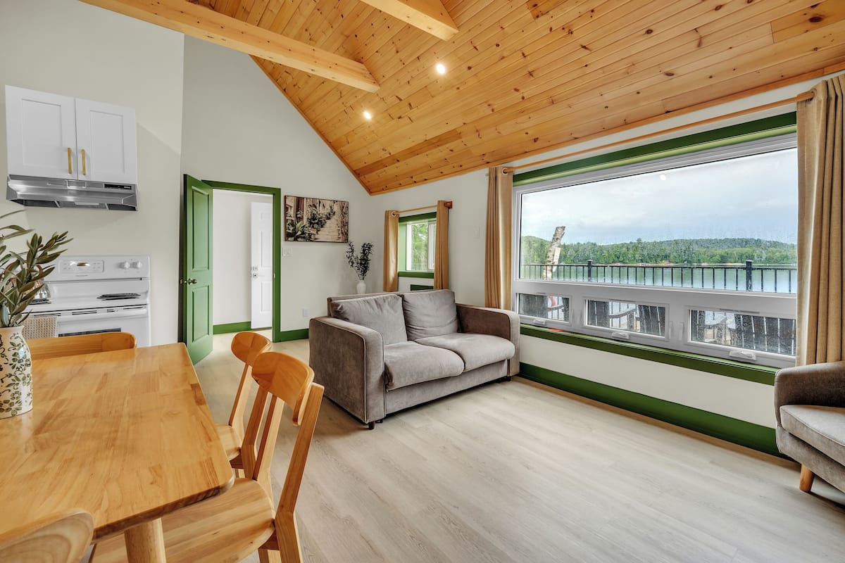 Basic Cottage, Beach View | Living area
