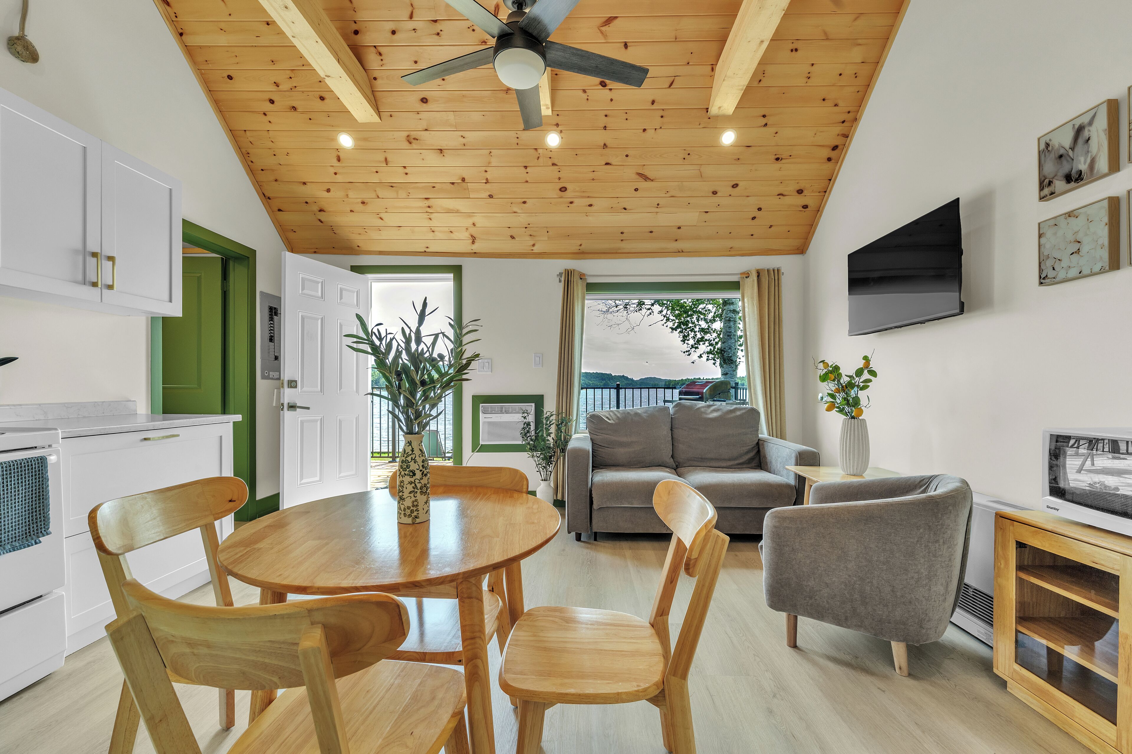 Eenvoudige cottage, uitzicht op strand | Woonruimte