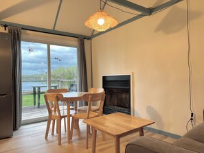 Basic-Ferienhaus, Strandblick | Essbereich im Zimmer