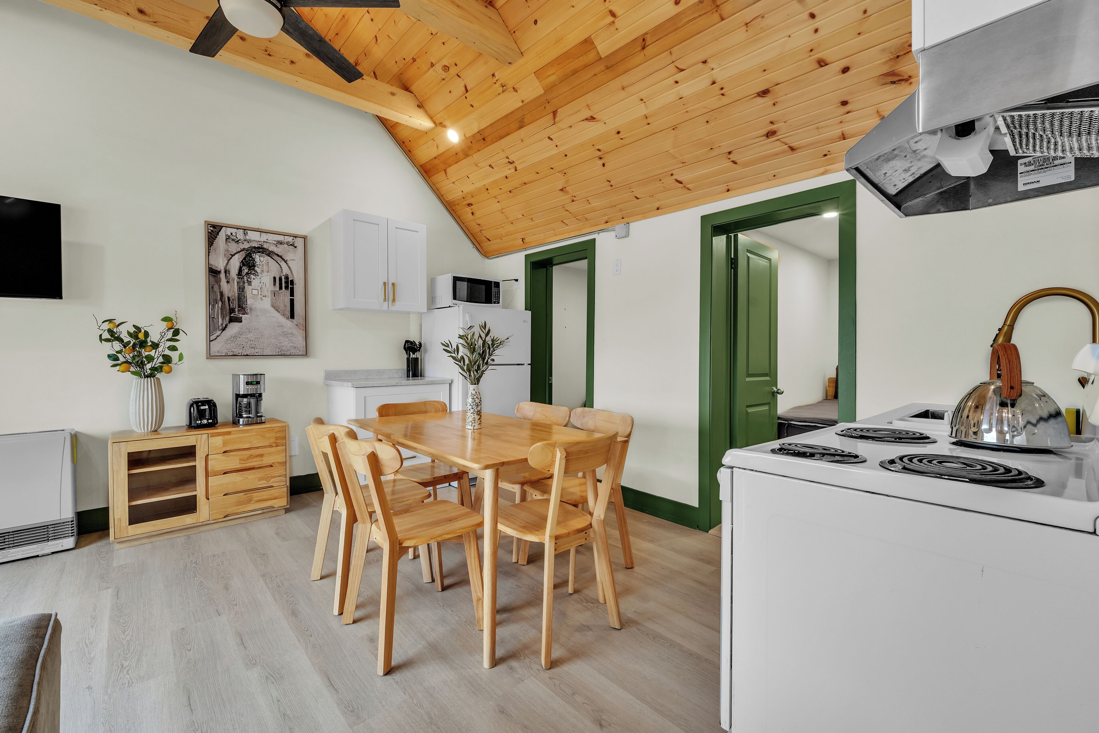 Basic Cottage, Beach View | In-room dining