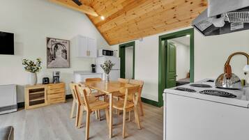 Basic Cottage, Beach View | In-room dining