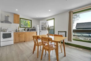 Basic Cottage, Hill View | In-room dining