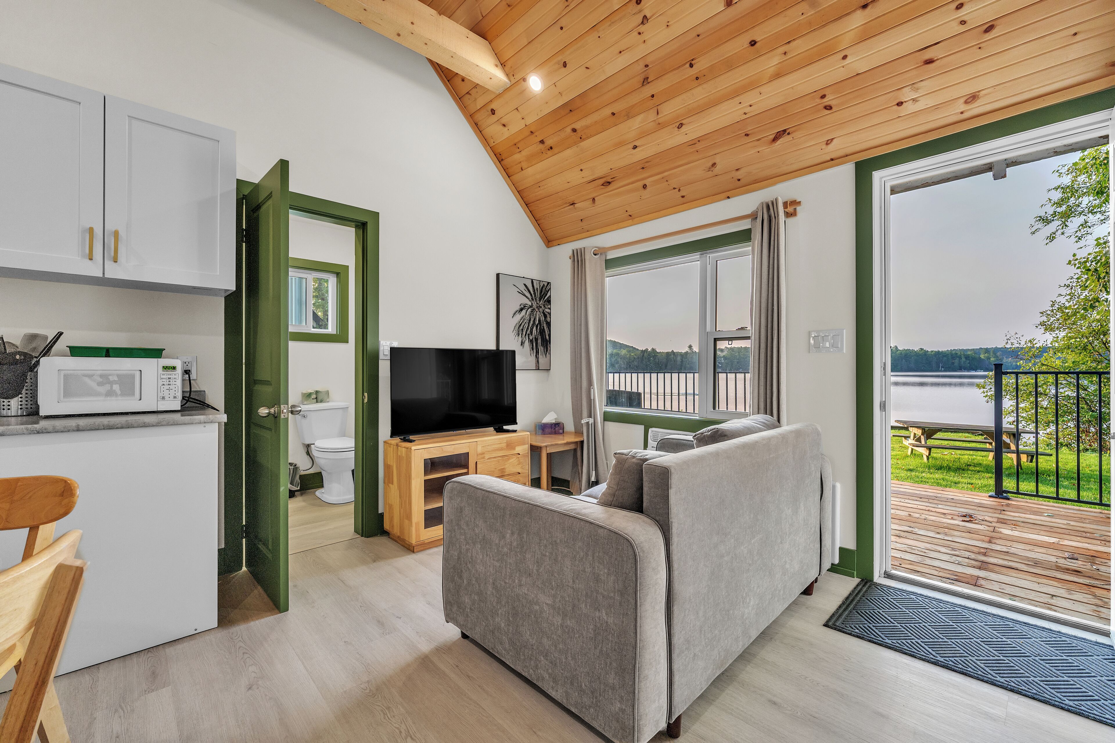 Basic Cottage, Beach View | Living area