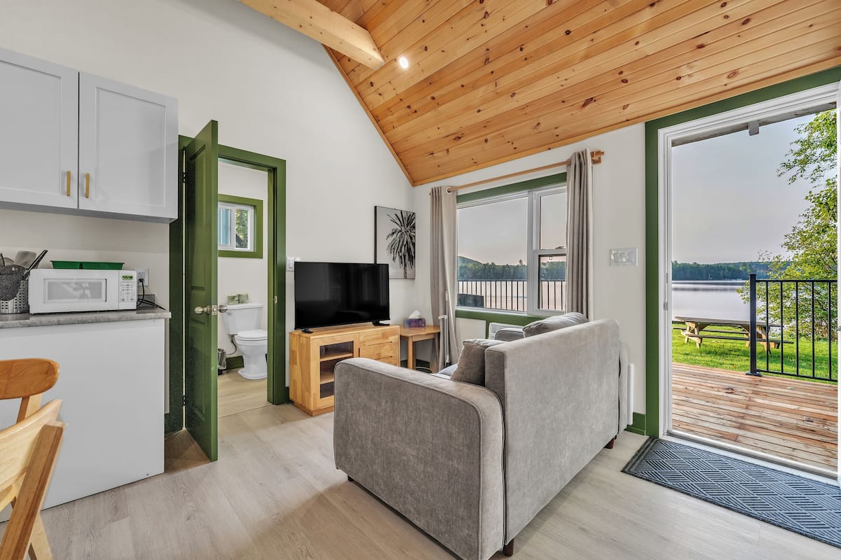 Basic Cottage, Beach View | Living area