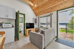 Basic Cottage, Beach View | Living area