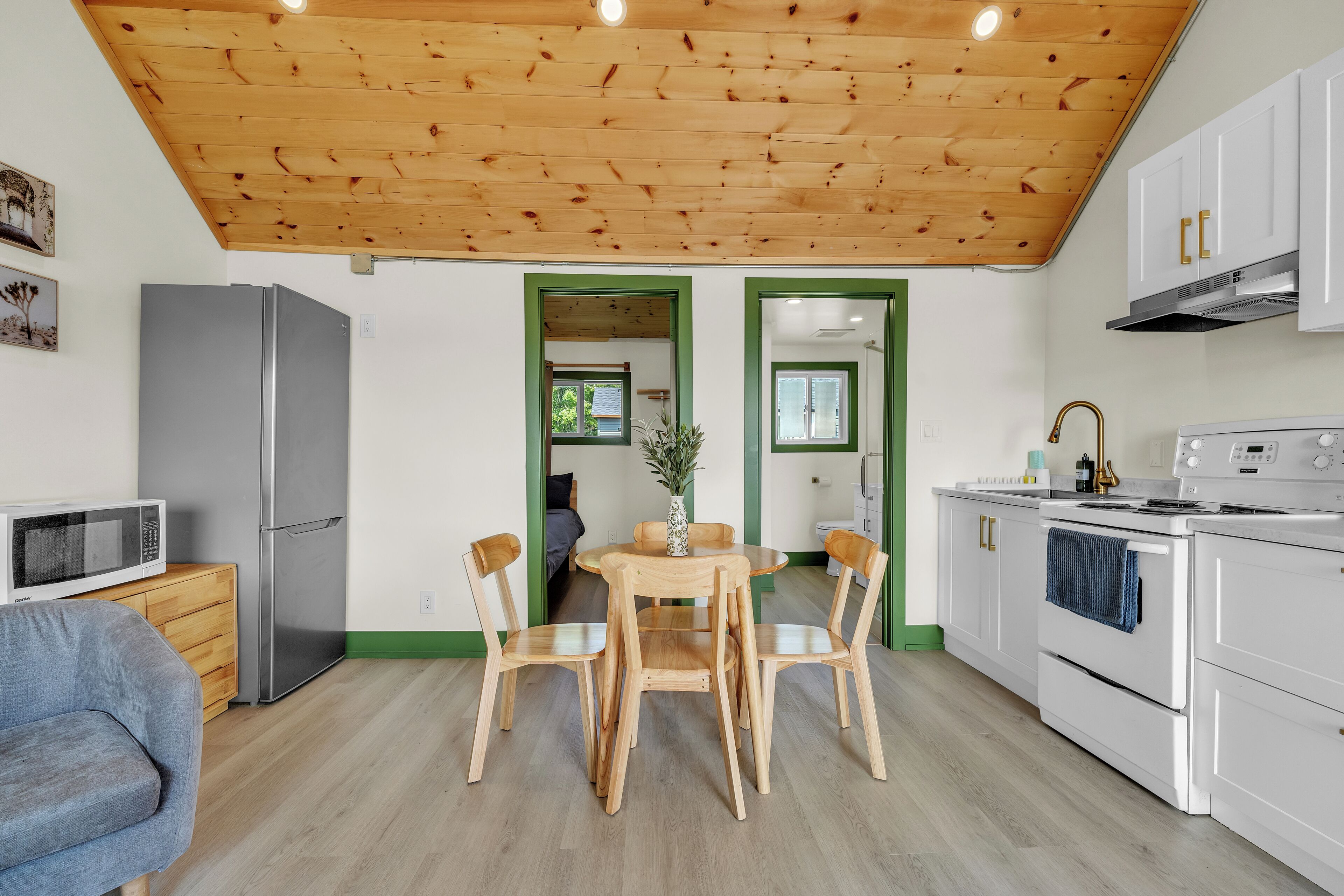 Basic Cottage, Beach View | In-room dining