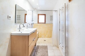 Dusche, Haartrockner, Seife, Shampoo