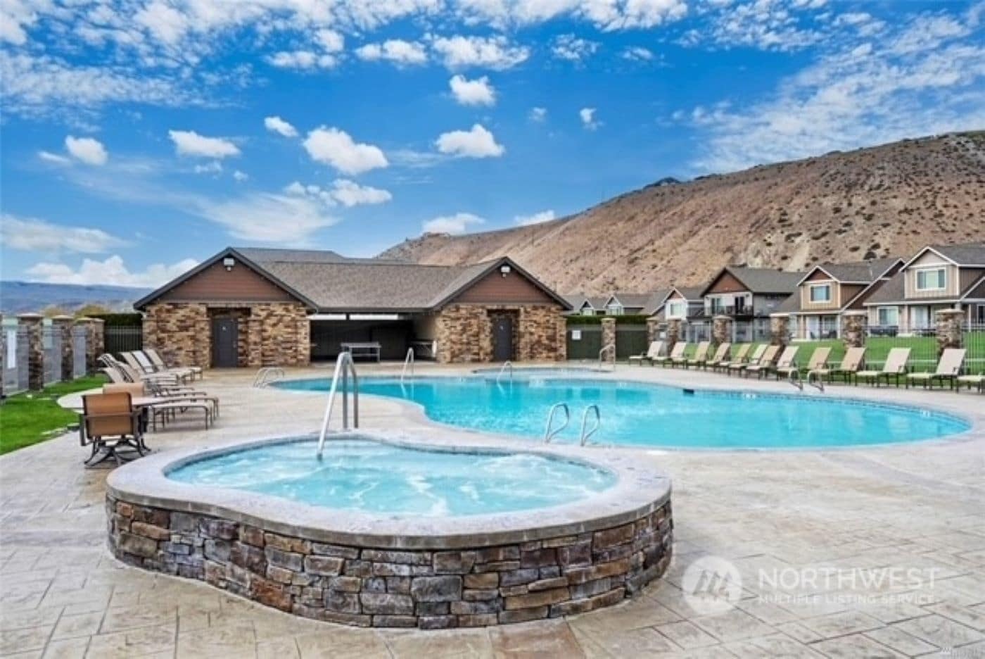 Watershed Condo near Large pool/hot tub. Gorge Amp shuttle nearby book separate.