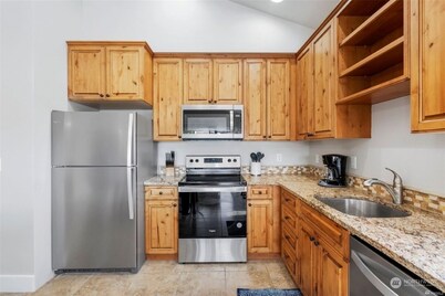 Watershed Condo near Large pool/hot tub. Gorge Amp shuttle nearby book separate.