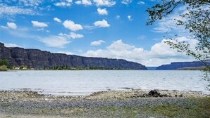 A river with rocky banks and mountains in the background. - Watershed Condo near Large pool/hot tub. Gorge Amp shuttle nearby book separate. (Quincy)