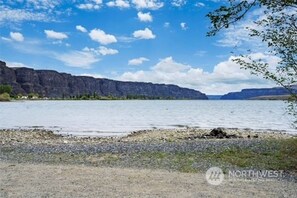 Beach - Watershed Condo near Large pool/hot tub. Gorge Amp shuttle nearby book separate. (Quincy)