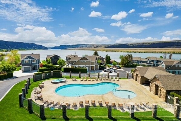 Pool - Watershed Condo near Large pool/hot tub. Gorge Amp shuttle nearby book separate. (Quincy)