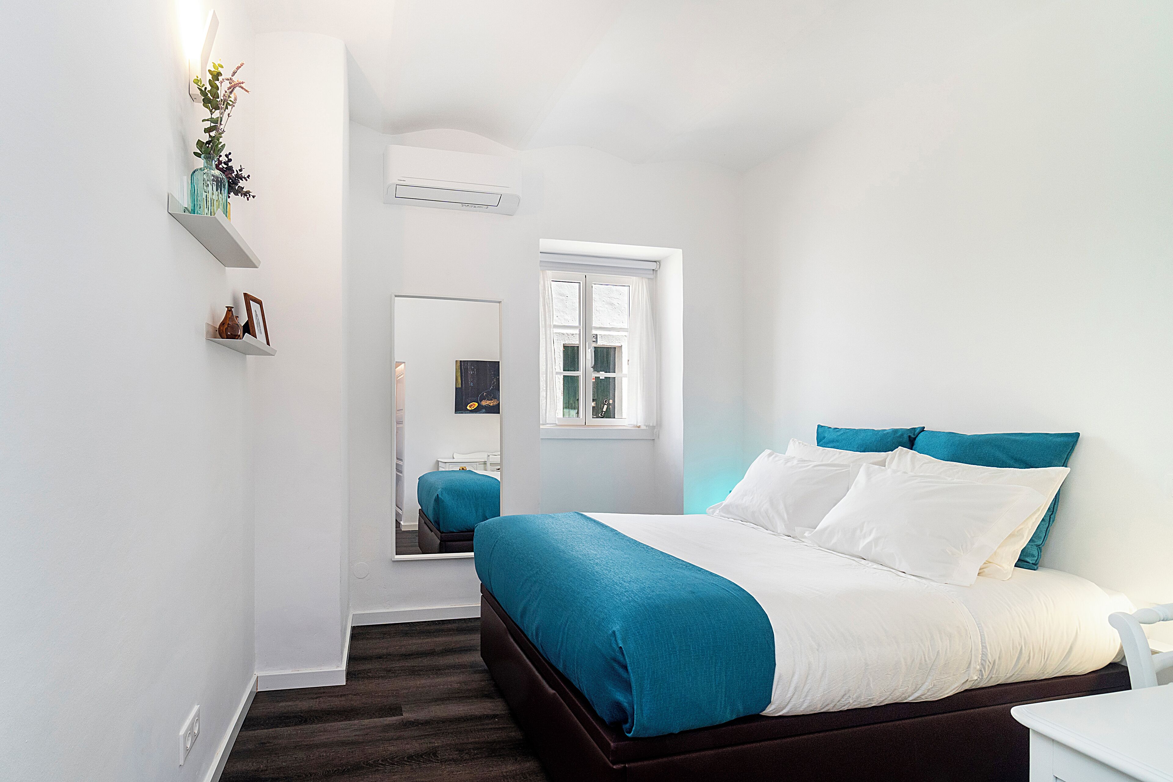 2 quartos, escrivaninha, ferros/tábuas de passar roupa, berço de viagem