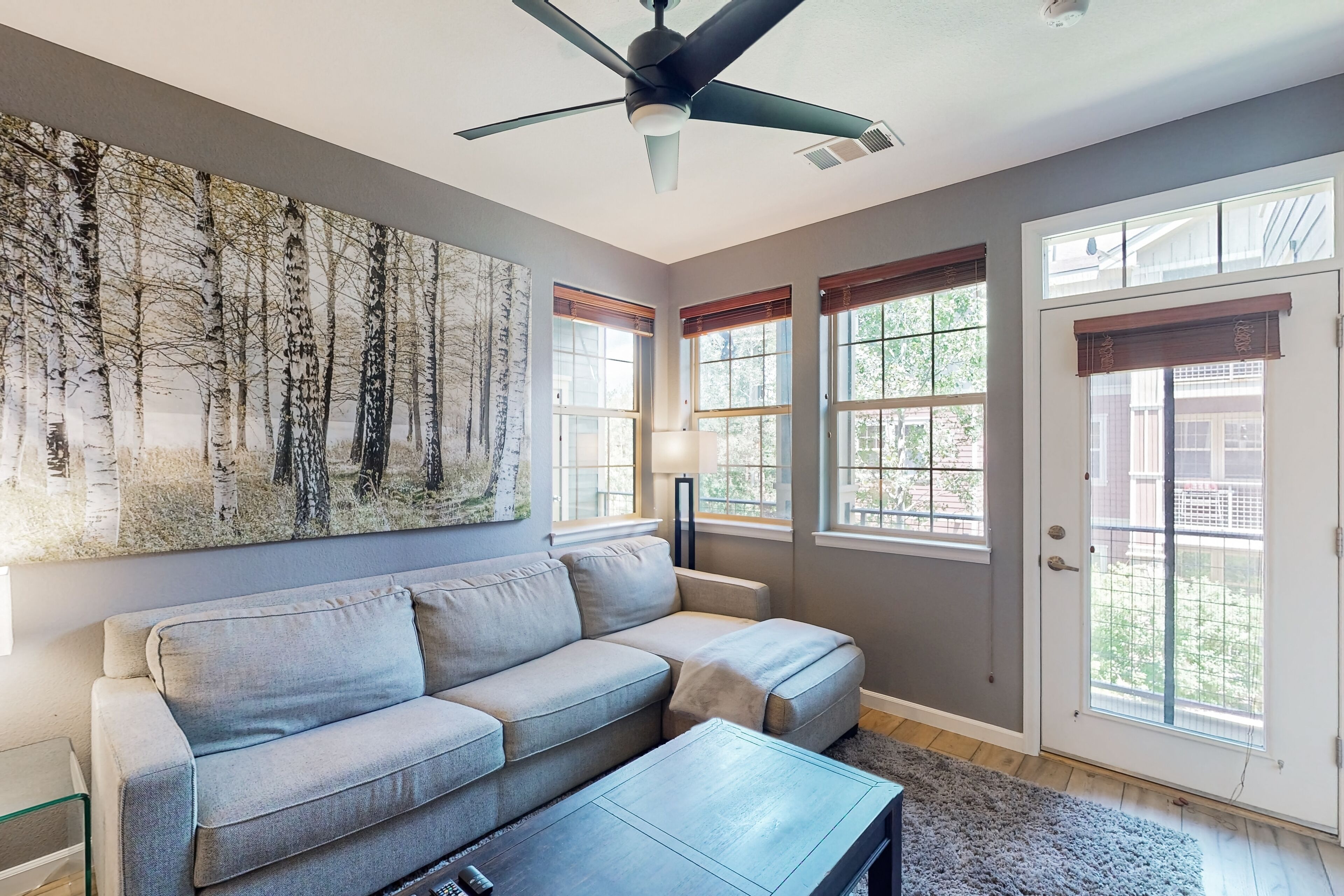 Modern condo w/ shared pool, near hiking & skiing