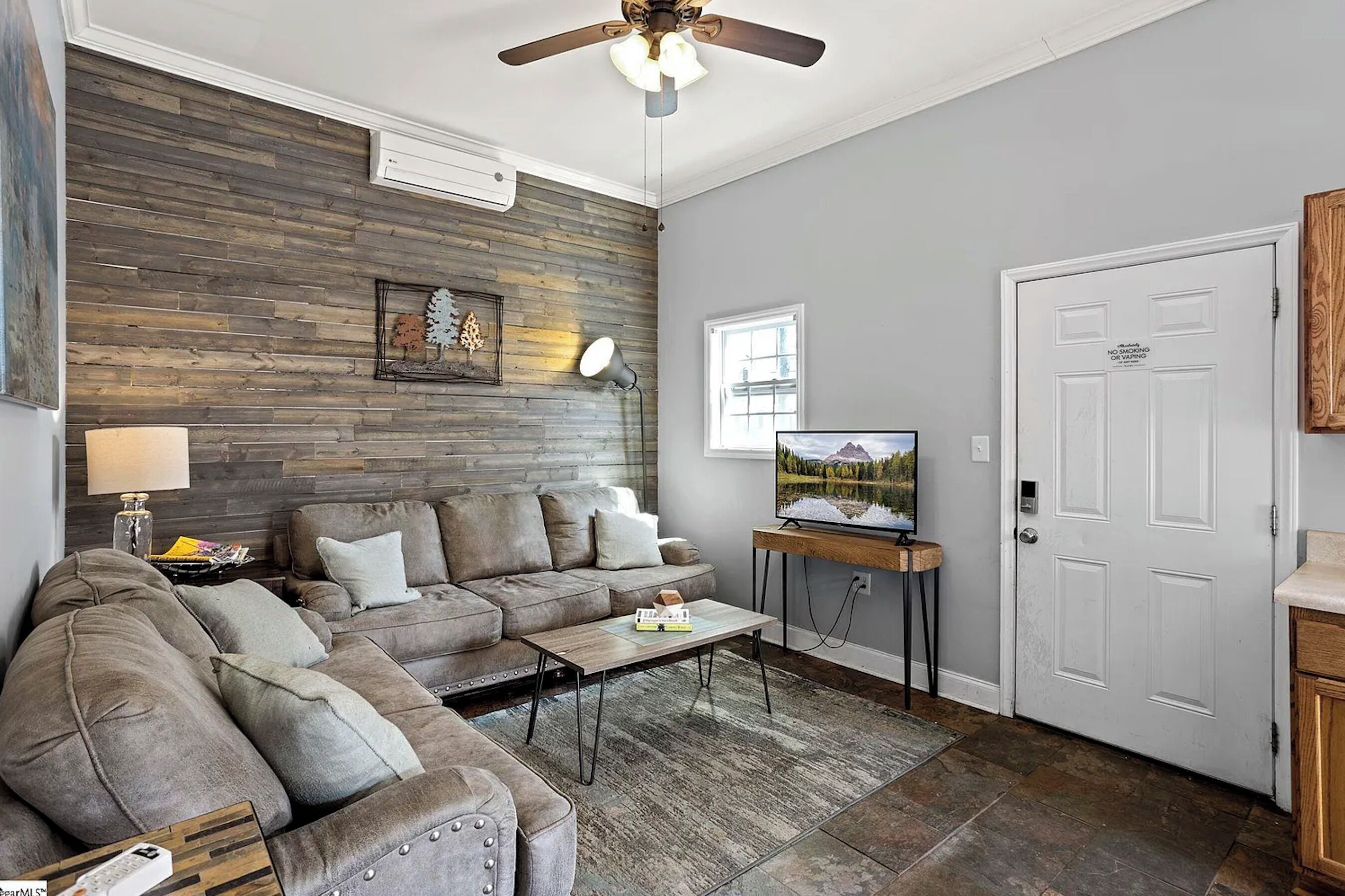 Charming 1-bedroom cottage in Greenville, SC with fenced in yard
