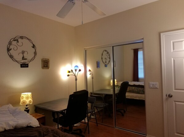 1 habitación, tabla de planchar con plancha, wifi y ropa de cama