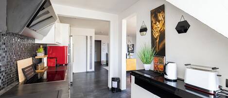 Jääkaappi, uuni, liesi, astianpesukone