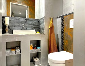 Haartrockner, Handtücher, Seife, Shampoo