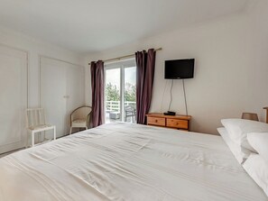 4 bedrooms, free WiFi, bed sheets - 4 bedroom accommodation in Aberporth (Aberporth)