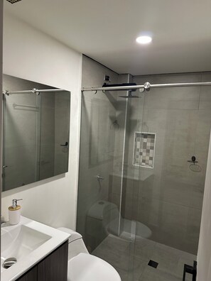 Douche, serviettes fournies, savon, shampoing
