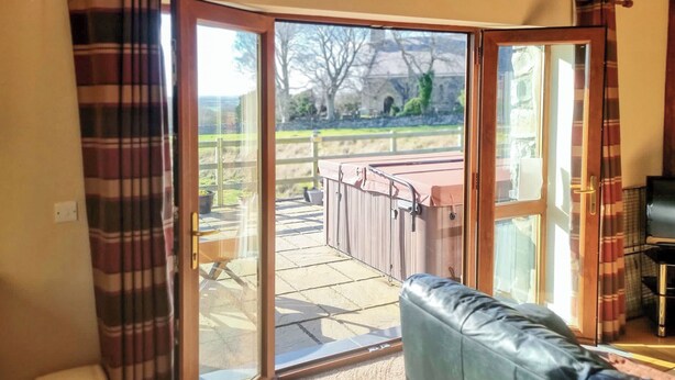 Una habitación con puerta de vidrio corredera que da a un patio al aire libre.