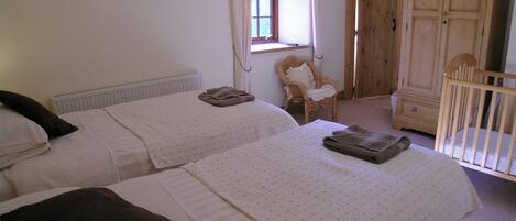 6 bedrooms, free WiFi, bed sheets, wheelchair access