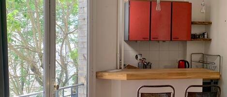 ثلاجة، ميكروويف، فرن، موقد طهي مسطح