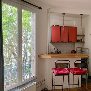 Réfrigérateur, micro-ondes, four, plaque de cuisson