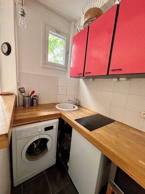 Serviettes fournies, savon, shampoing, papier toilette