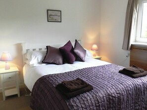 2 bedrooms, free WiFi, bed sheets - 2 bedroom accommodation in Brodick, Isle of Arran (Brodick, Isle of Arran)