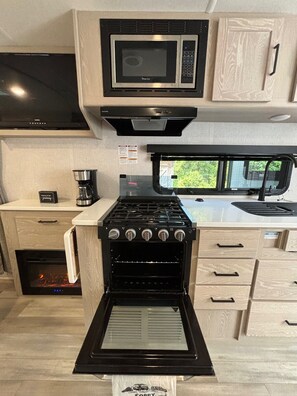Refrigerador, microondas, horno y parrilla de estufa