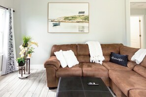 Een smart-tv, een open haard, tafelvoetbal en boeken