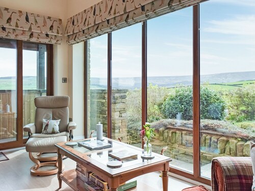 4 bedroom accommodation in Holmfirth