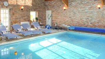 Una piscina cubierta
