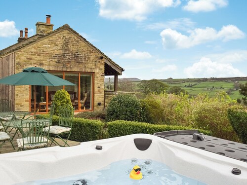 4 bedroom accommodation in Holmfirth