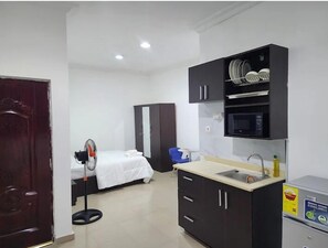Standard Apartment | Private kitchen | Fridge, microwave, blender, cookware/dishes/utensils - SHEPHERD LINKS APARTMENTS (Accra)