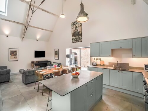 5 bedroom accommodation in Huntley